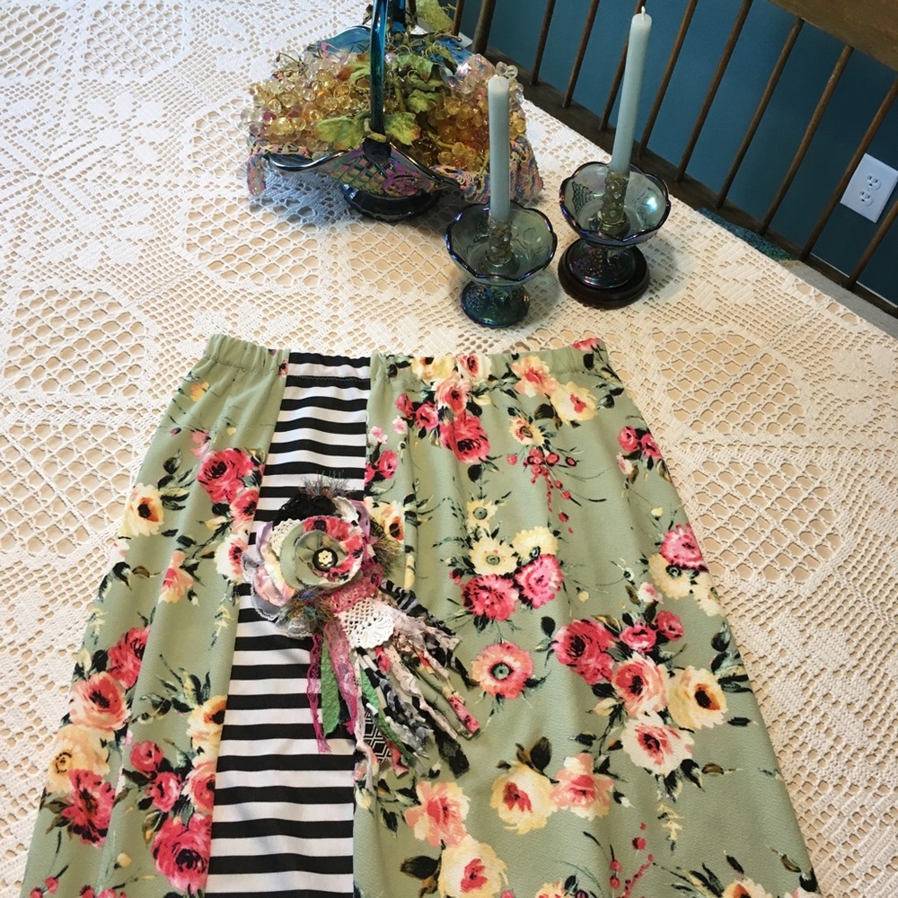 Maxi custom skirt with matching flower pin. EUC ❣️
